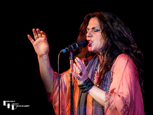 Sari Schorr on vocals