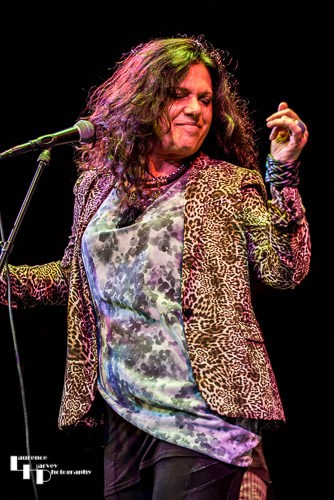 Sari Schorr on vocals