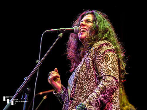 Sari Schorr on vocals