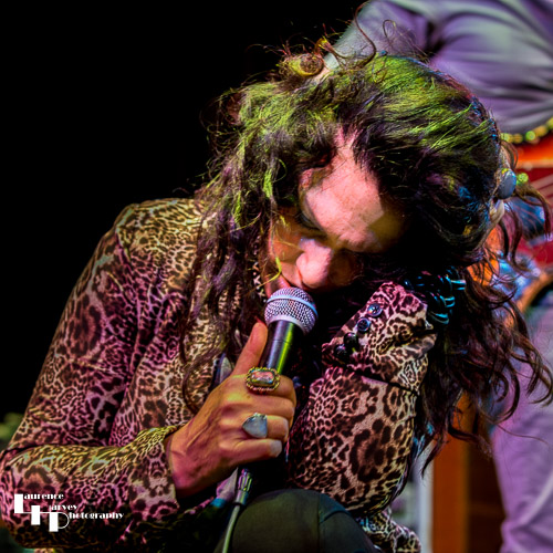 Sari Schorr on vocals