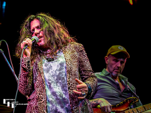Sari Schorr on vocals & Kevin Jeffries on bass