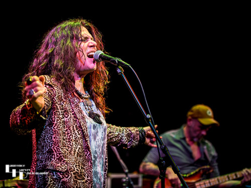 Sari Schorr on vocals