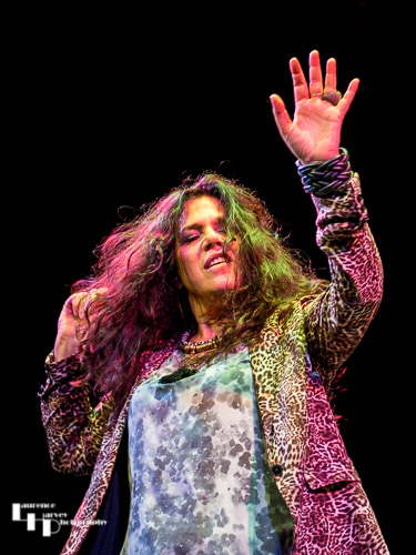 Sari Schorr on vocals