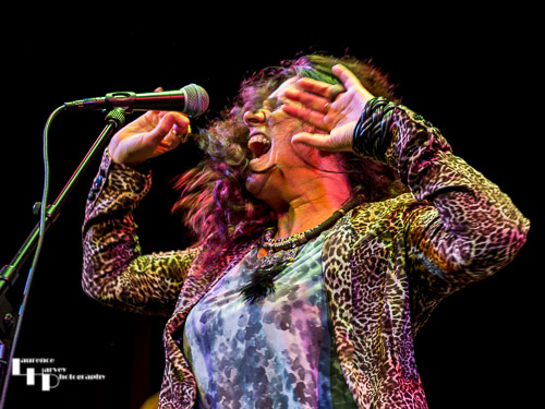 Sari Schorr on vocals