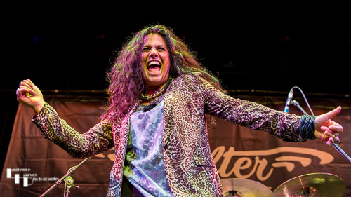 Sari Schorr on vocals