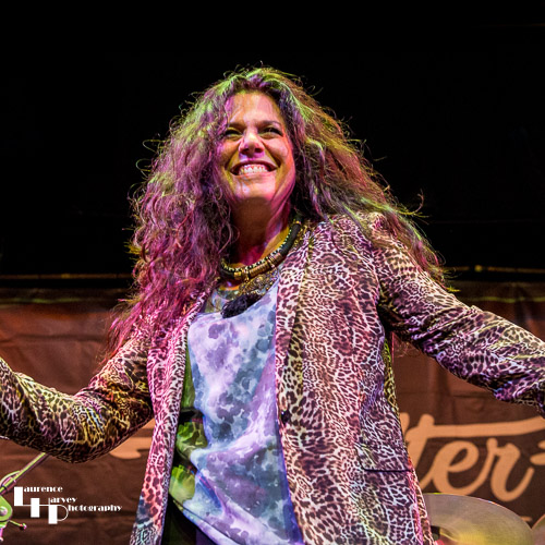 Sari Schorr on vocals