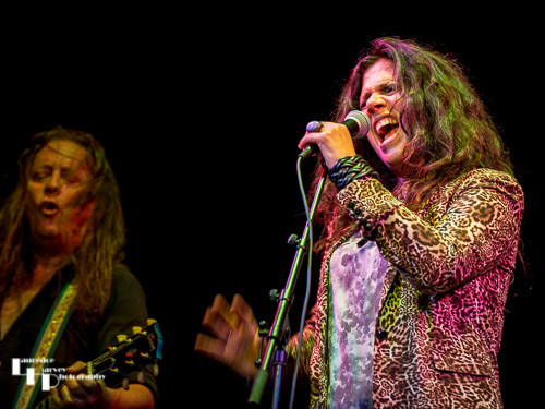 Sari Schorr on vocals