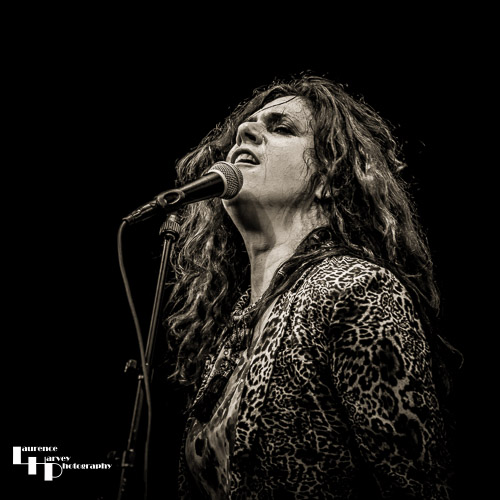 Sari Schorr on vocals