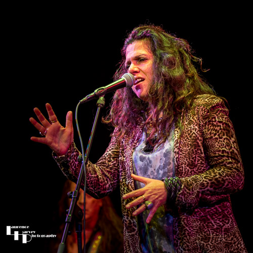 Sari Schorr on vocals