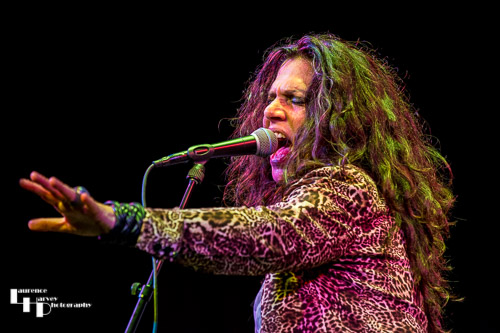 Sari Schorr on vocals