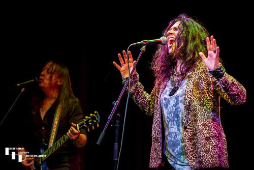 Sari Schorr on vocals