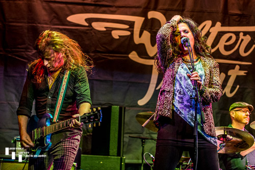 Sari Schorr on vocals & Innes Sibun on guitar
