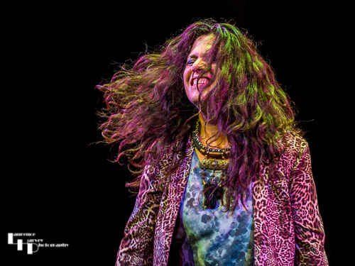 Sari Schorr on vocals