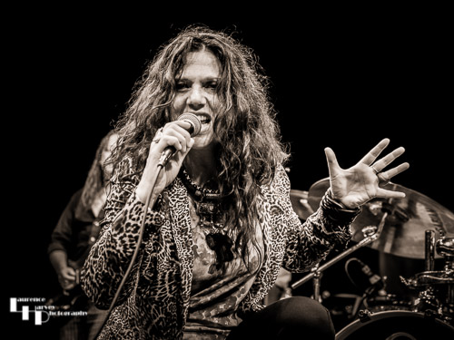 Sari Schorr on vocals