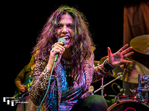 Sari Schorr on vocals