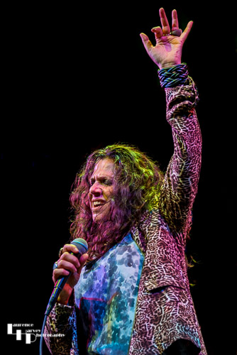 Sari Schorr on vocals