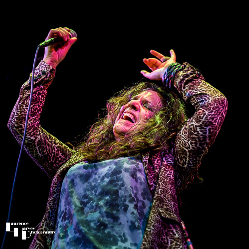 Sari Schorr on vocals