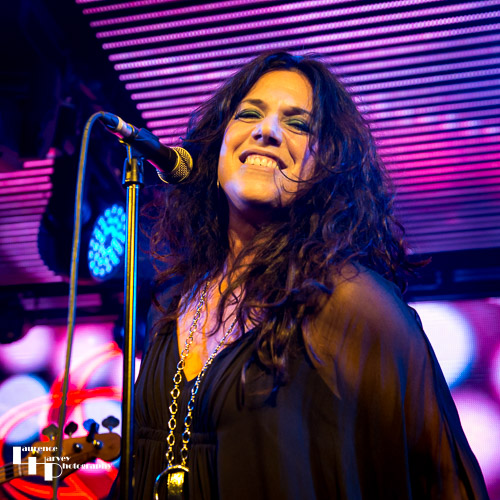 Sari Schorr on vocals