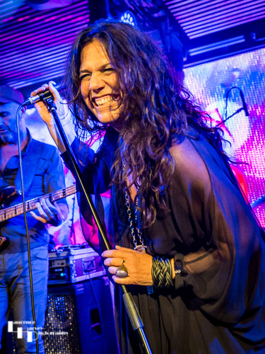 Sari Schorr on vocals