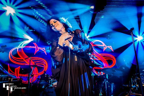 Sari Schorr on vocals