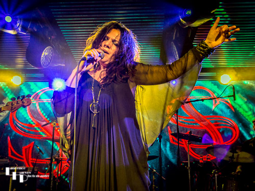 Sari Schorr on vocals
