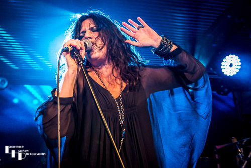 Sari Schorr on vocals