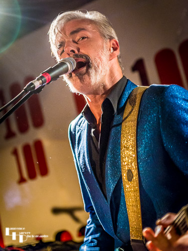 Ruben Block on vocals & guitar