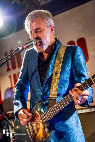 Ruben Block on vocals & guitar