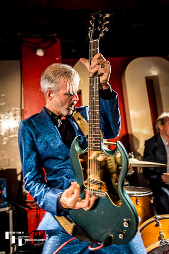 Ruben Block on vocals & guitar