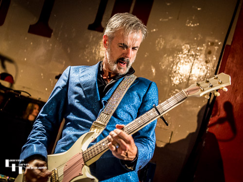 Ruben Block on vocals & guitar