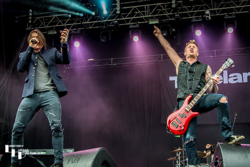 Toseland: James Toseland on vocals & Roger Davis on bass