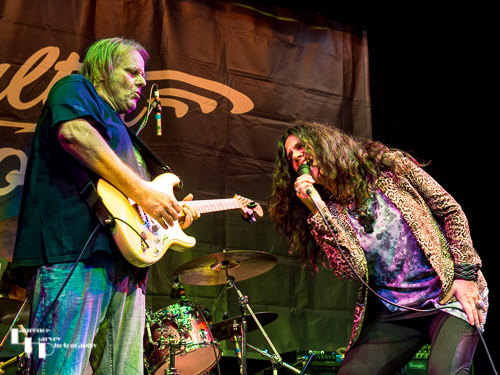 Walter Trout & guest, Sari Schorr on stage