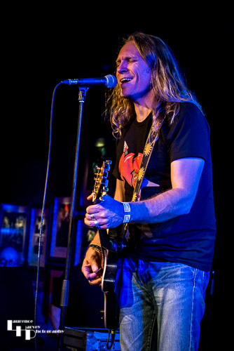 Andrew Elt on vocals & guitar