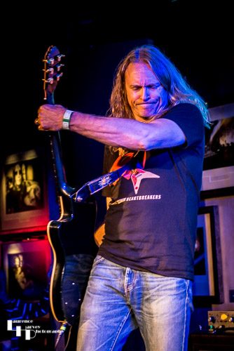 Andrew Elt on vocals & guitar