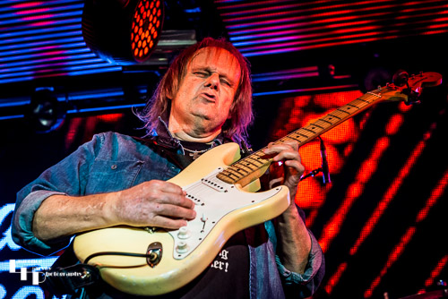 Walter Trout on vocals & guitar