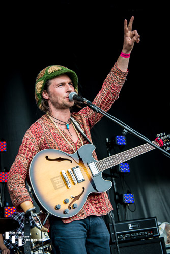 Xander & The Peace Pirates: Keith Xander on vocals & guitar