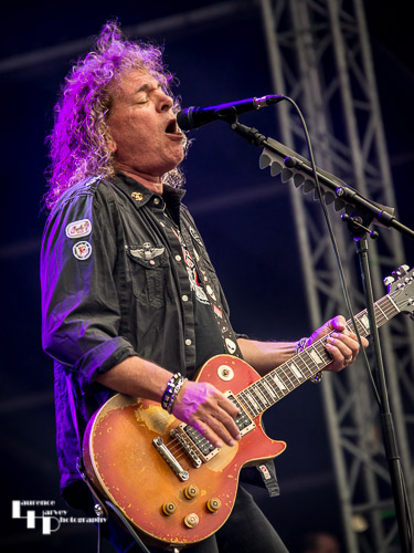 Y&T: Dave Meniketti on vocals & guitar