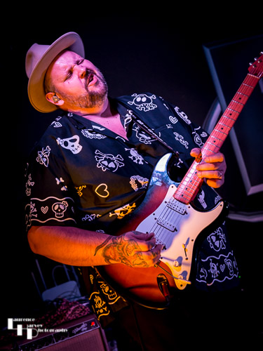 Big Boy Bloater on guitar & vocals