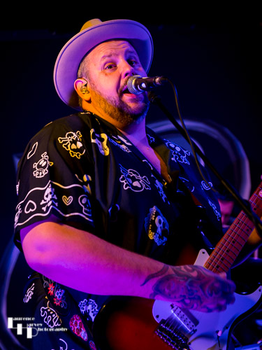 Big Boy Bloater on guitar & vocals