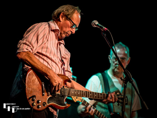 Dave Kelly on guitar