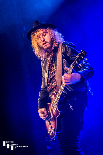 Tom Leighton on vocals & guitar