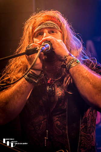 Simon Golaz on rhythm guitar