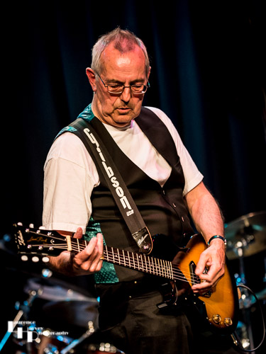 Gary Fletcher on vocals & guitar
