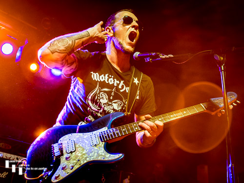 Gary Hoey on vocals & guitar