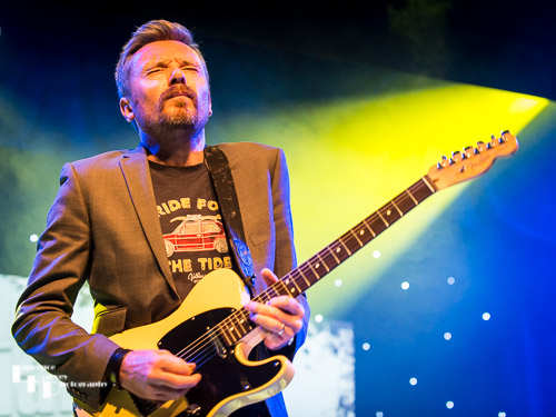 Ian Parker on vocals & guitar