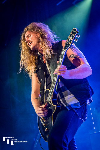 Jared James Nichols on vocals & guitar