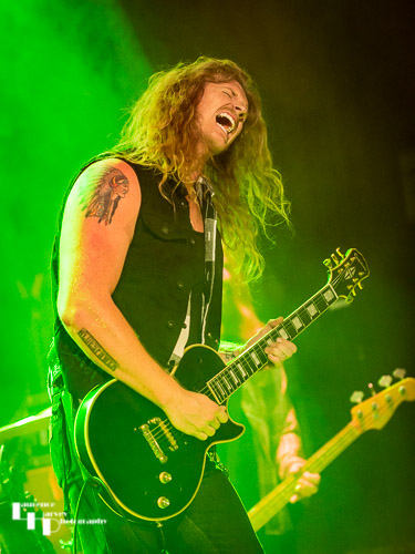 Jared James Nichols on vocals & guitar