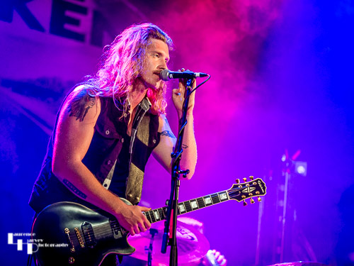 Jared James Nichols on vocals & guitar