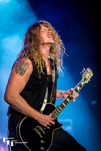 Jared James Nichols on vocals & guitar