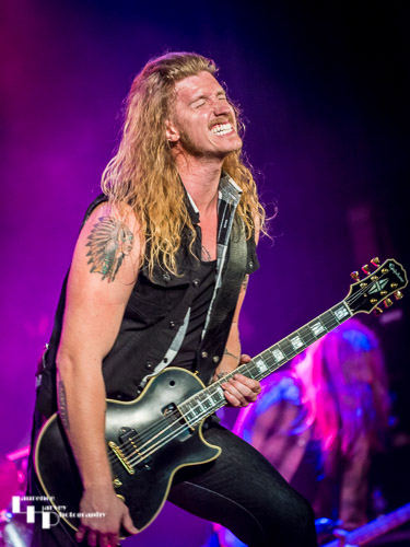 Jared James Nichols on vocals & guitar